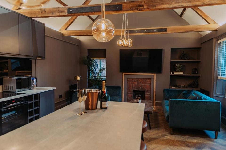 Magistrates Penthouse Suite - Town Centre Apartments with Spa Apartment in Morpeth