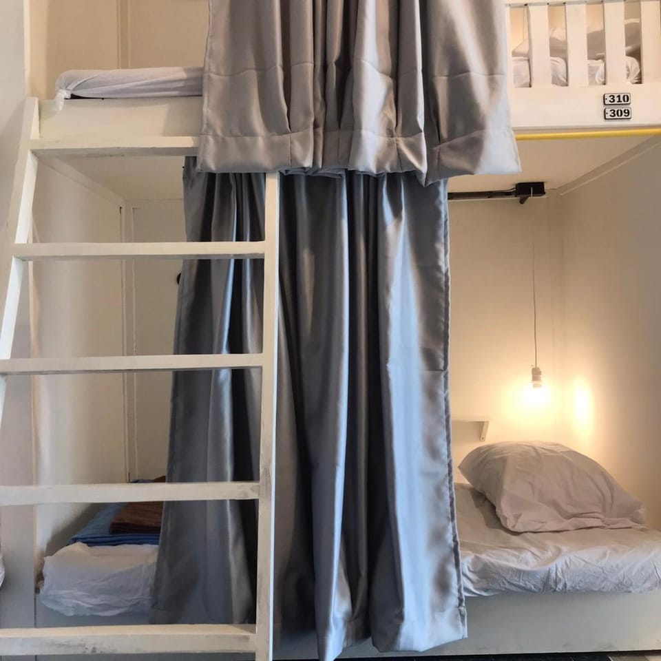 Bed, Bedroom, bunk bed, towels
