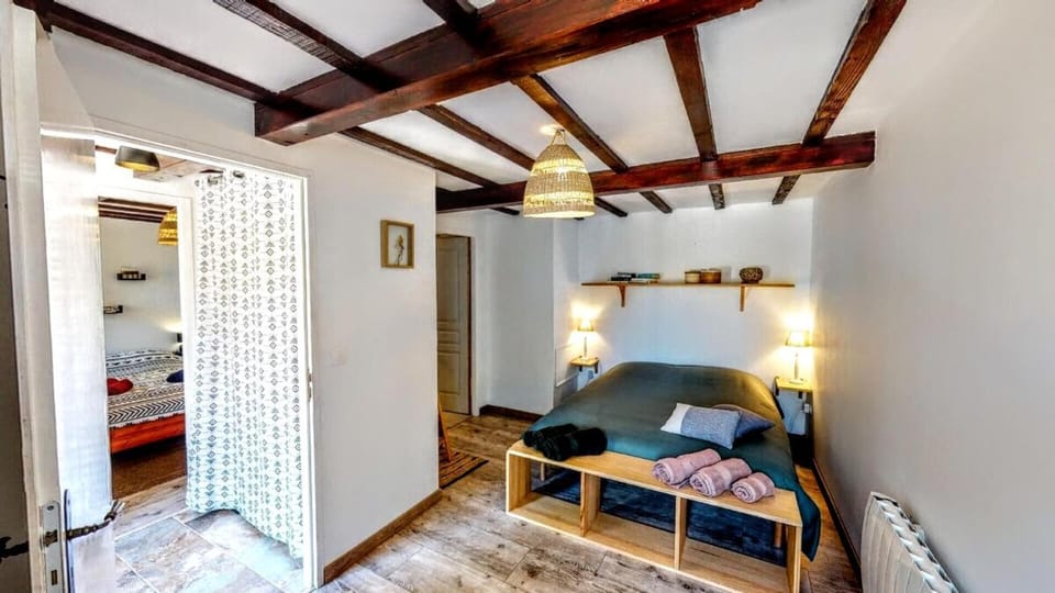 Photo of the whole room, Bedroom
