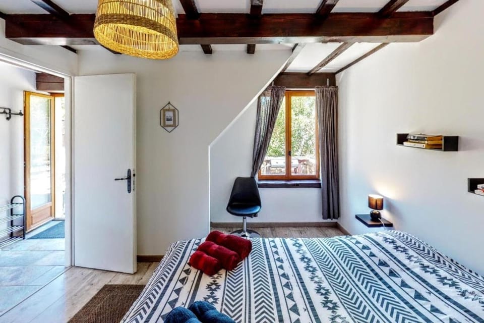 Photo of the whole room, Bedroom