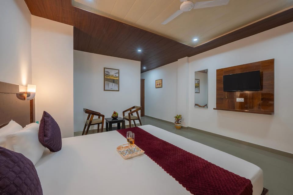 Sunset Vibes! Near Mall Road Kasauli by Alluring North Vacation rental in Himachal Pradesh