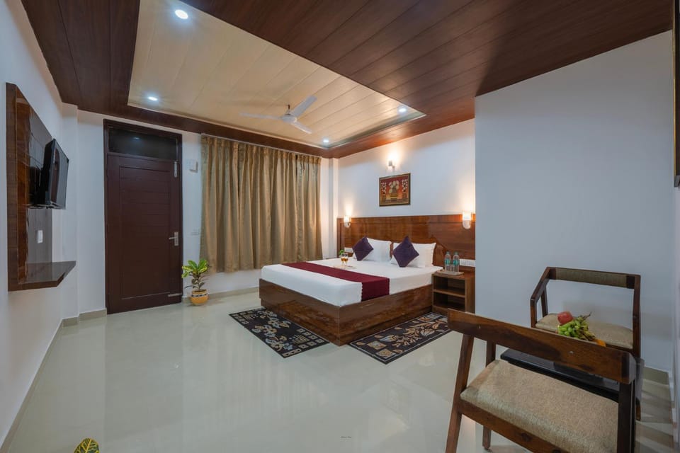 Sunset Vibes! Near Mall Road Kasauli by Alluring North Vacation rental in Himachal Pradesh