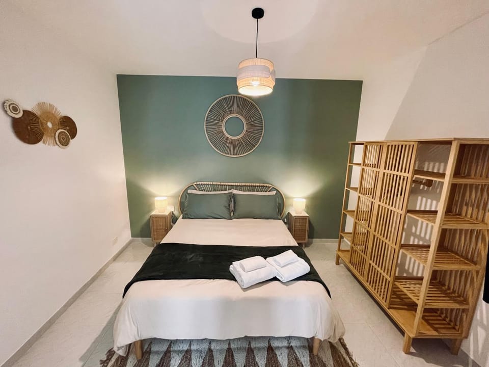 Bed, Bedroom, towels, wardrobe