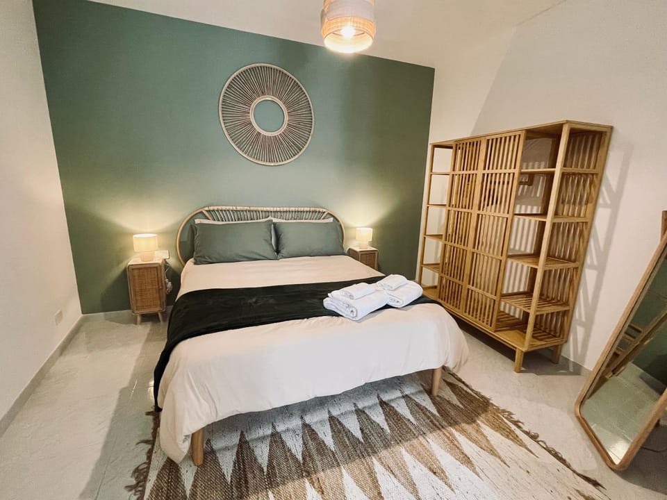 Bed, Bedroom, towels, wardrobe