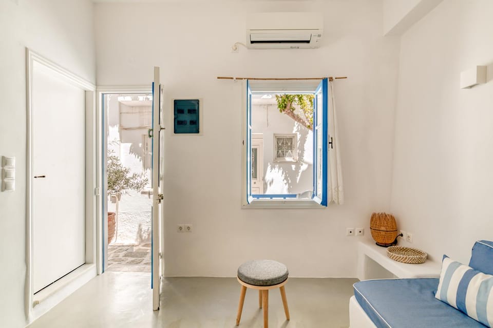 Living room, Seating area, air conditioner