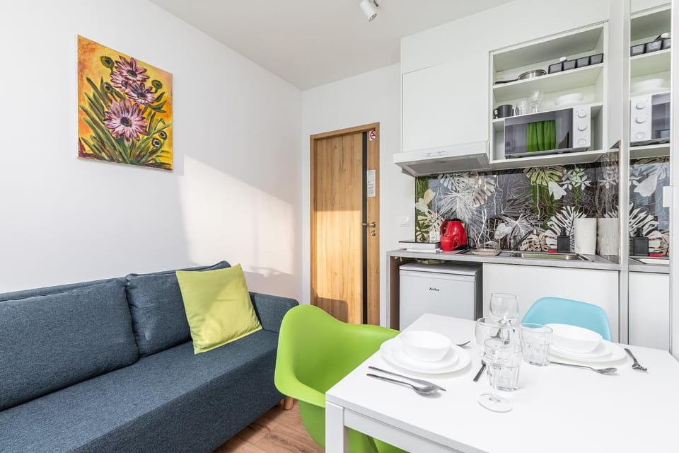 Coffee/tea facilities, Kitchen or kitchenette, Living room, Seating area, minibar, stove