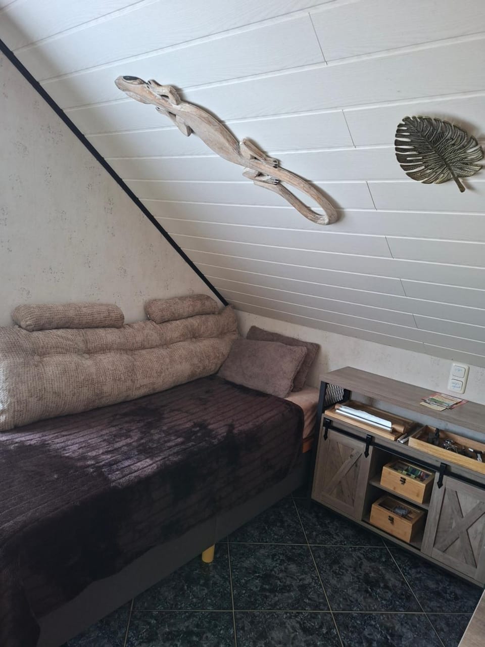 Bedroom, kitchen