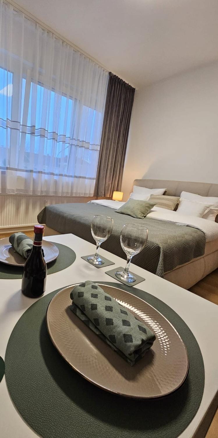 Bed, Photo of the whole room, Seating area, Bedroom