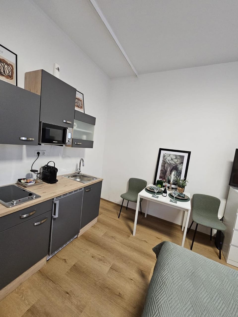 Kitchen or kitchenette, minibar, stove