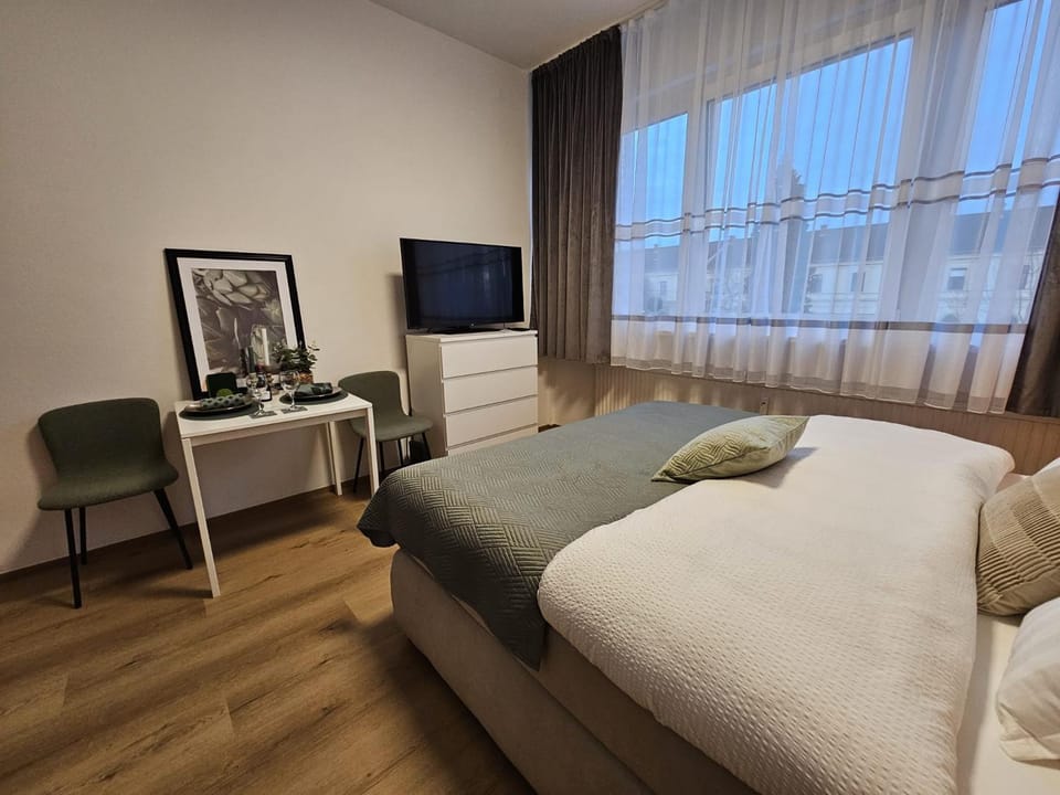 Bed, TV and multimedia, Photo of the whole room, Bedroom