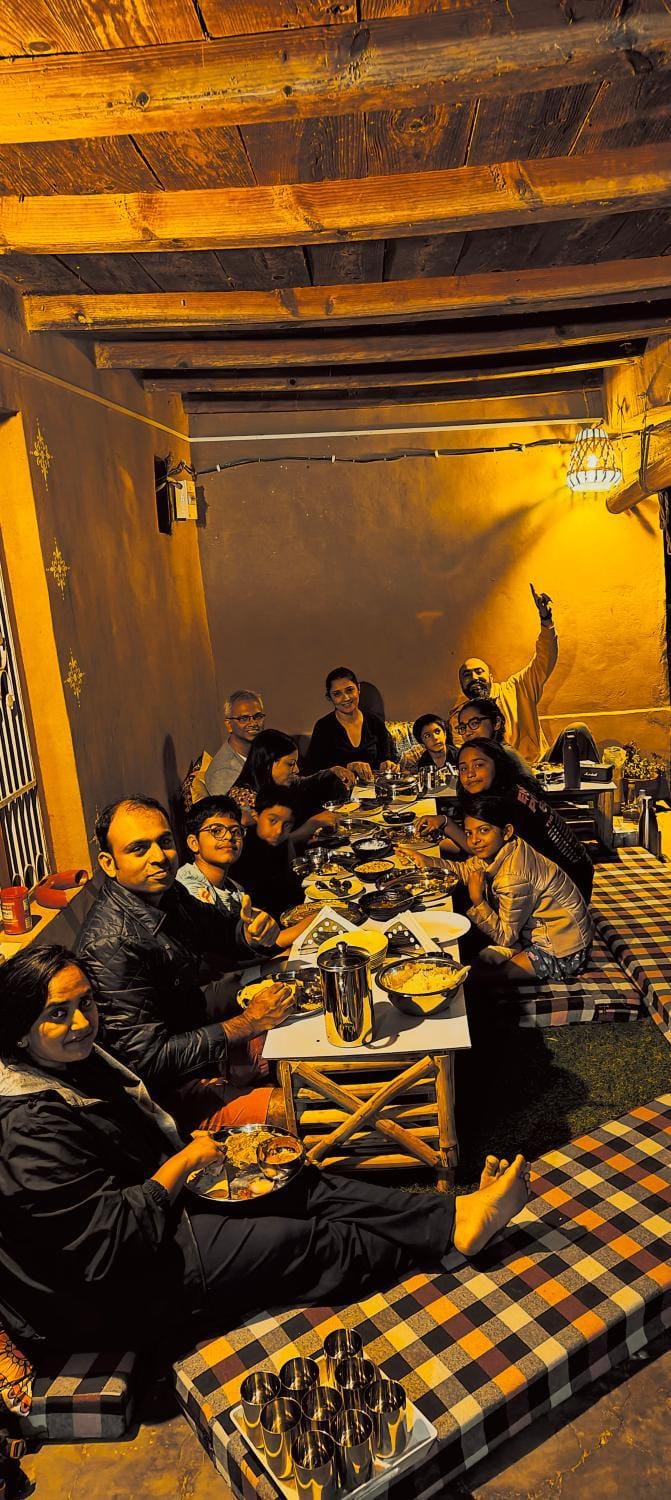 Restaurant/places to eat, Communal lounge/ TV room, People, Coffee/tea facilities, Food and drinks, Seating area, Evening entertainment, Food, group of guests
