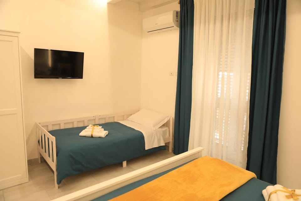 Bed, TV and multimedia, Photo of the whole room, Bedroom, towels, air conditioner
