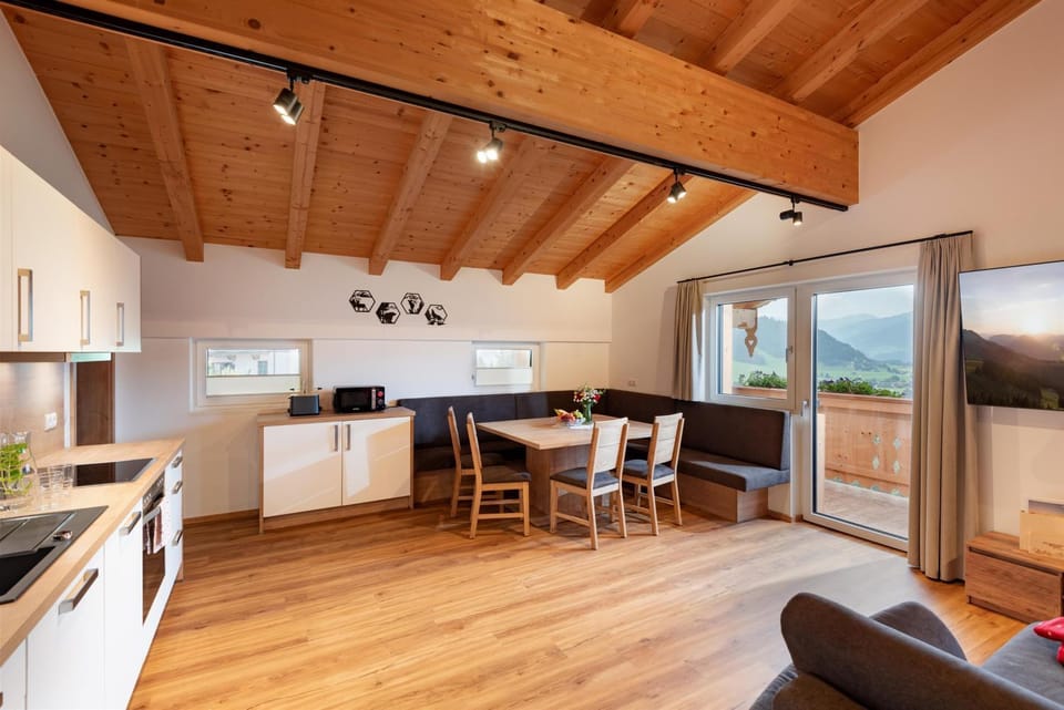 Kitchen or kitchenette, Dining area, stove