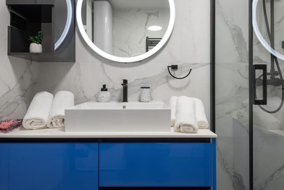 Bathroom, towels
