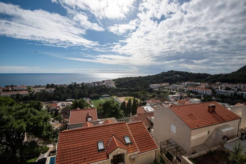 Mountain view, Sea view