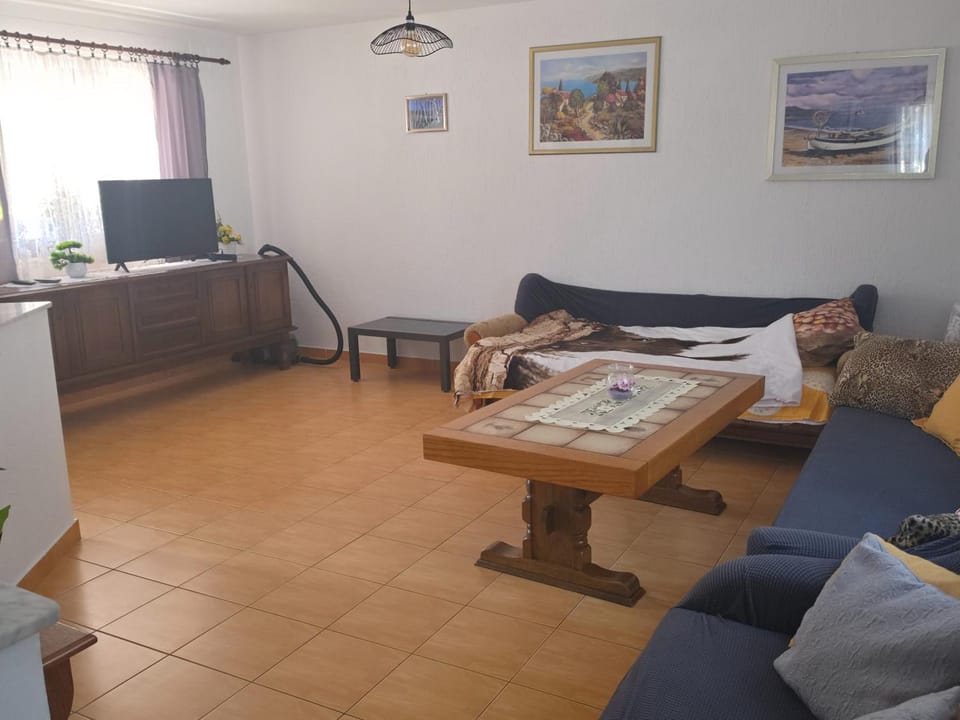 Bed, Living room, Seating area