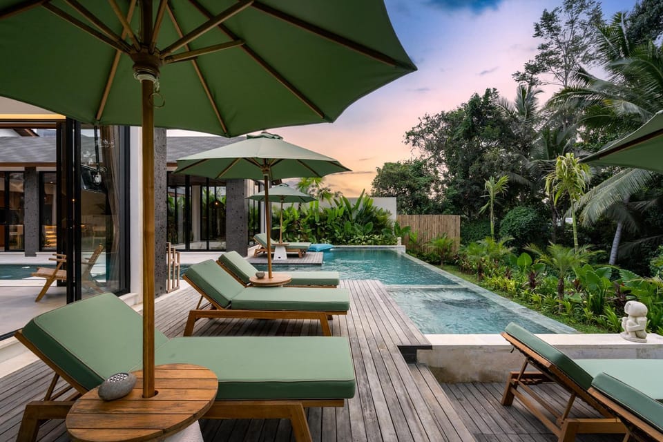 Pool view, Swimming pool, sunbed