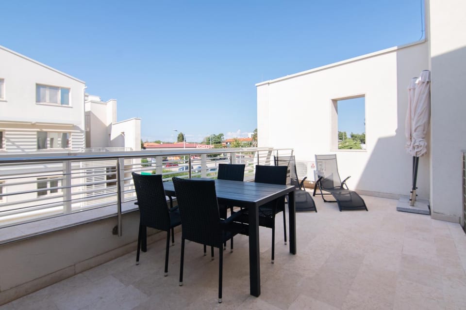 Property building, Patio, Day, Balcony/Terrace