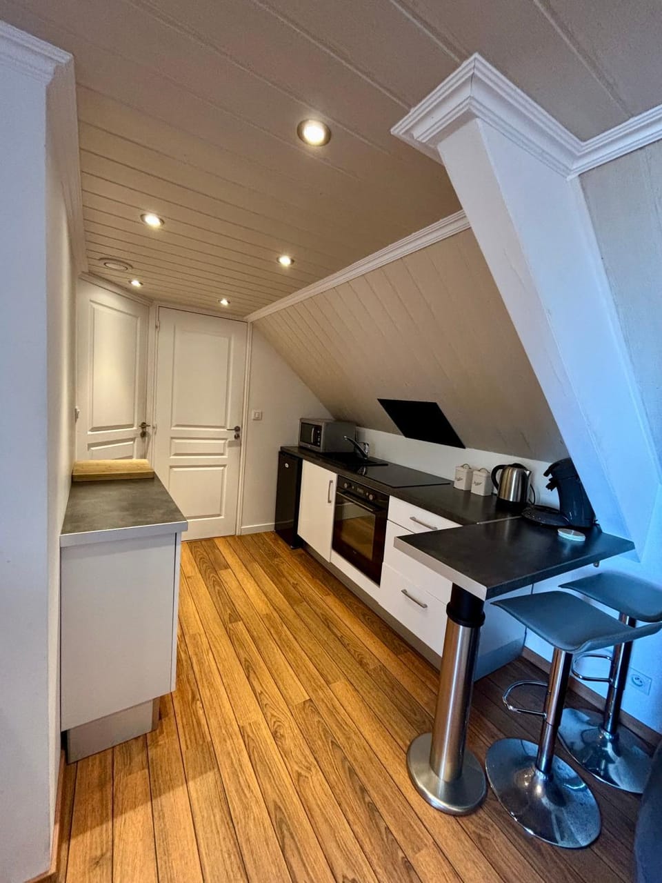 Kitchen or kitchenette, Dining area, stove