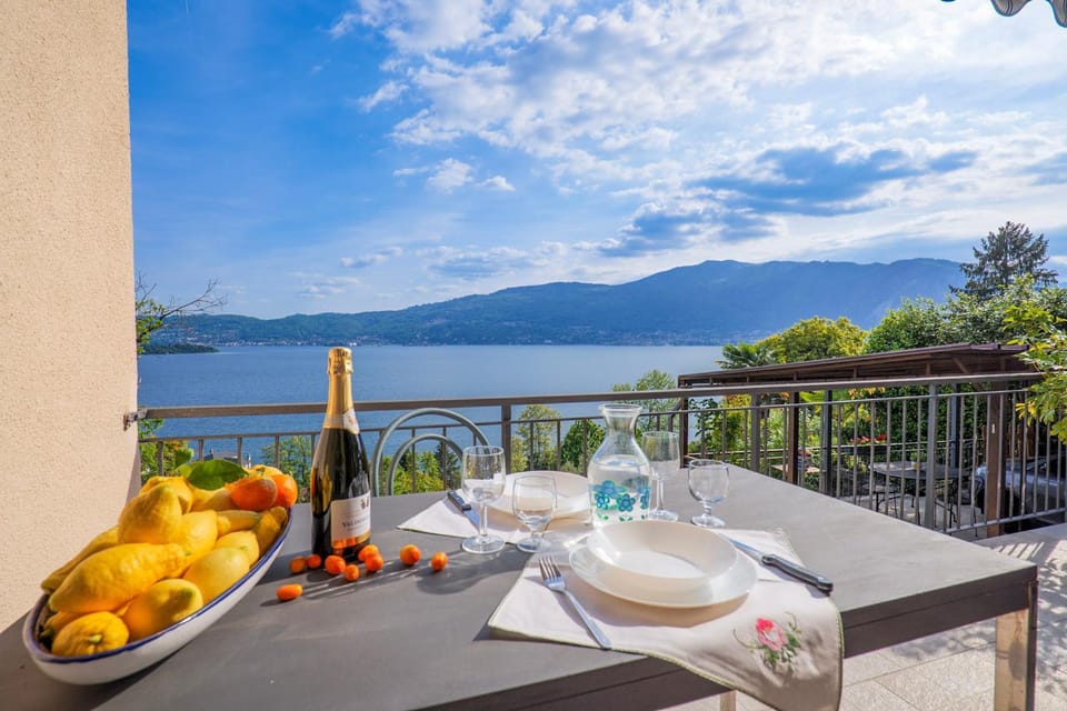 Balcony/Terrace, Lake view, Mountain view
