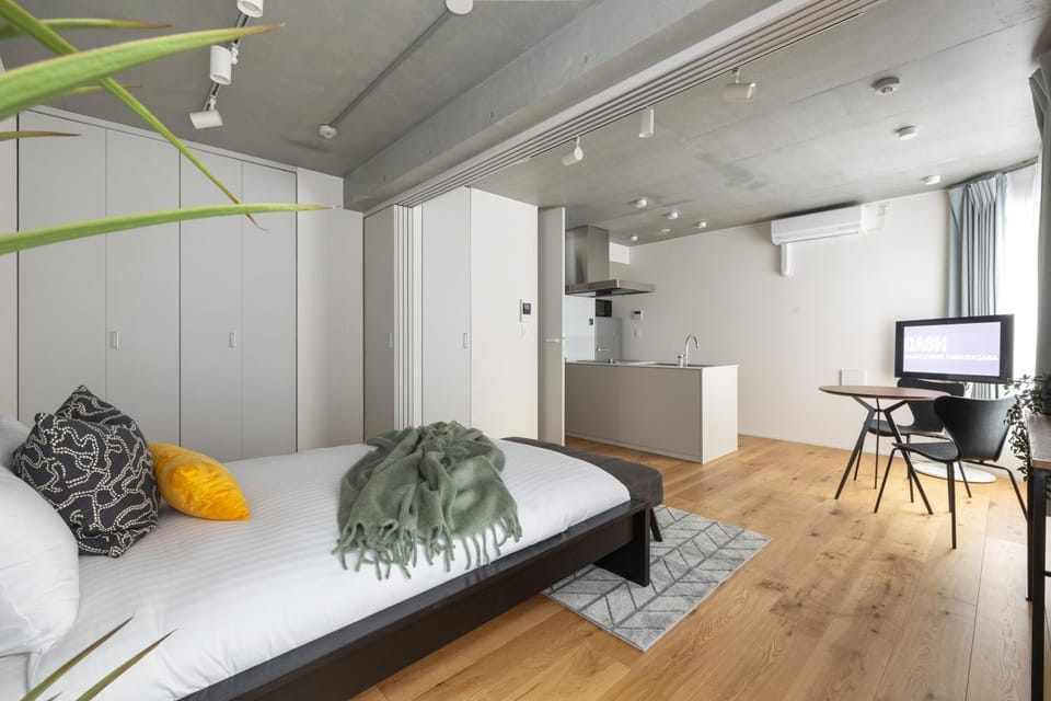 Bed, TV and multimedia, Kitchen or kitchenette, Seating area, Bedroom