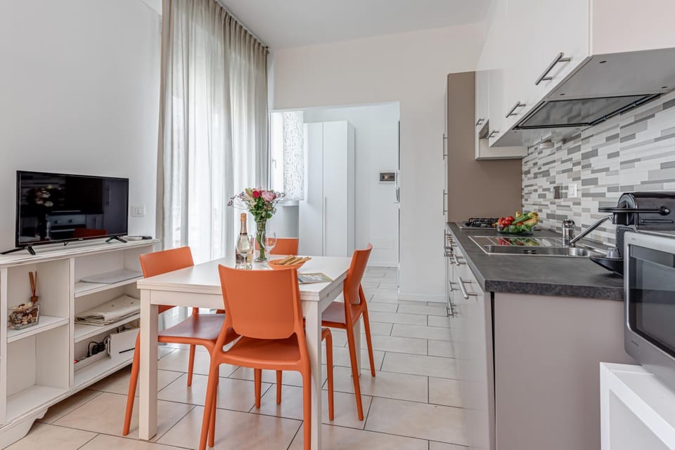 TV and multimedia, Kitchen or kitchenette, Dining area, dishwasher, oven, stove