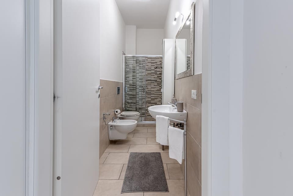 Shower, Toilet, Bathroom, bidet, towels