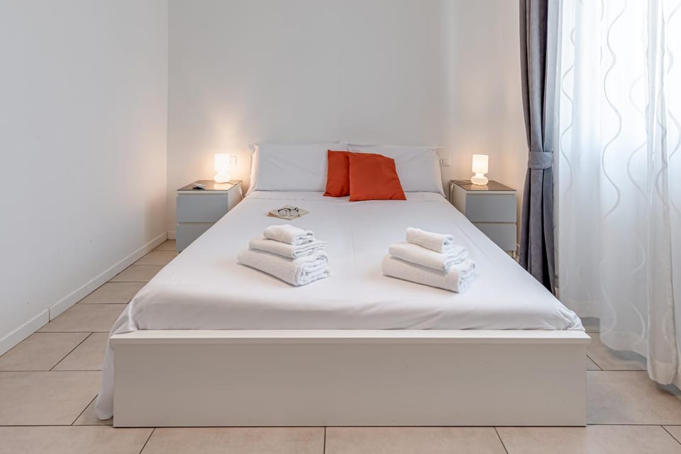 Bed, Bedroom, towels