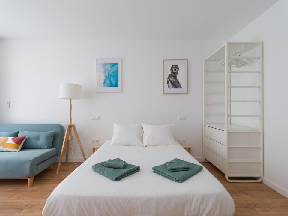 Bed, Photo of the whole room, Bedroom, towels