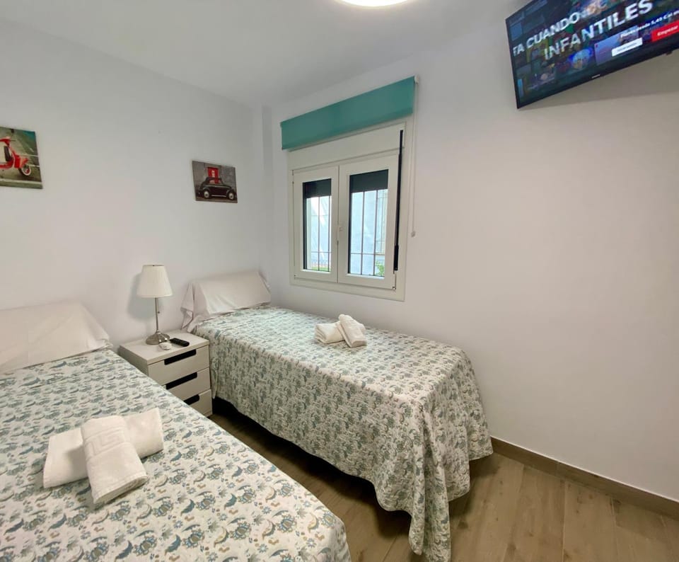 Bed, TV and multimedia, Photo of the whole room, Bedroom, towels
