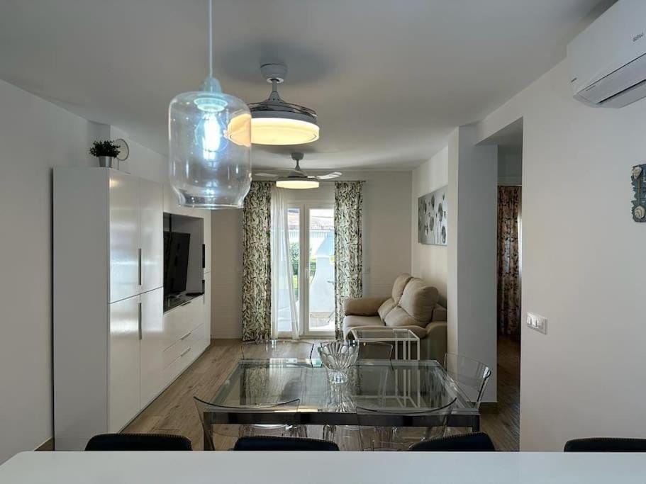 Living room, Seating area, Dining area, air conditioner