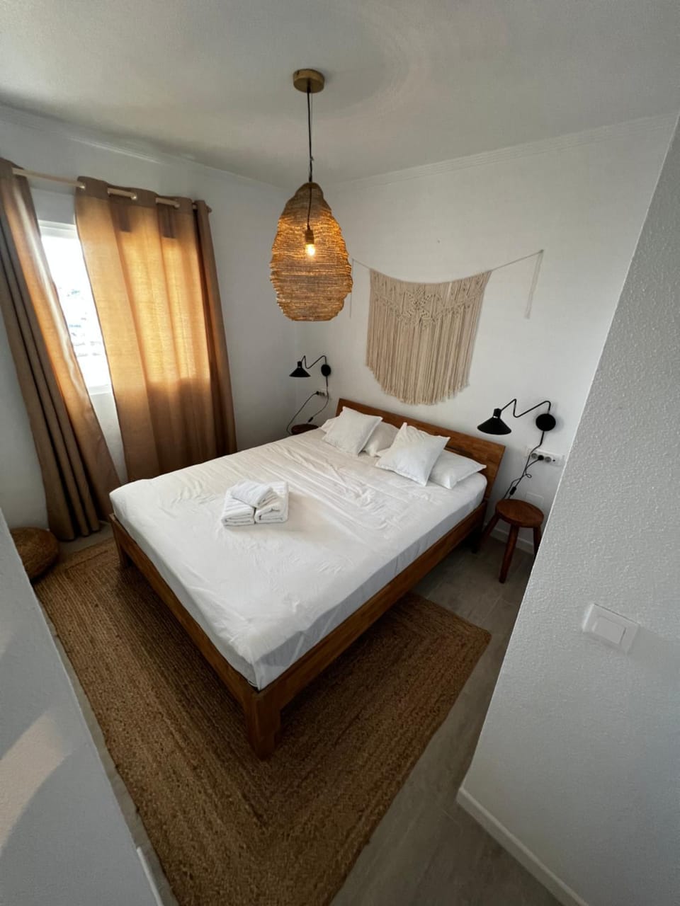 Bed, Bedroom, towels