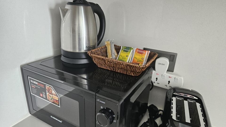 Kitchen or kitchenette, minibar
