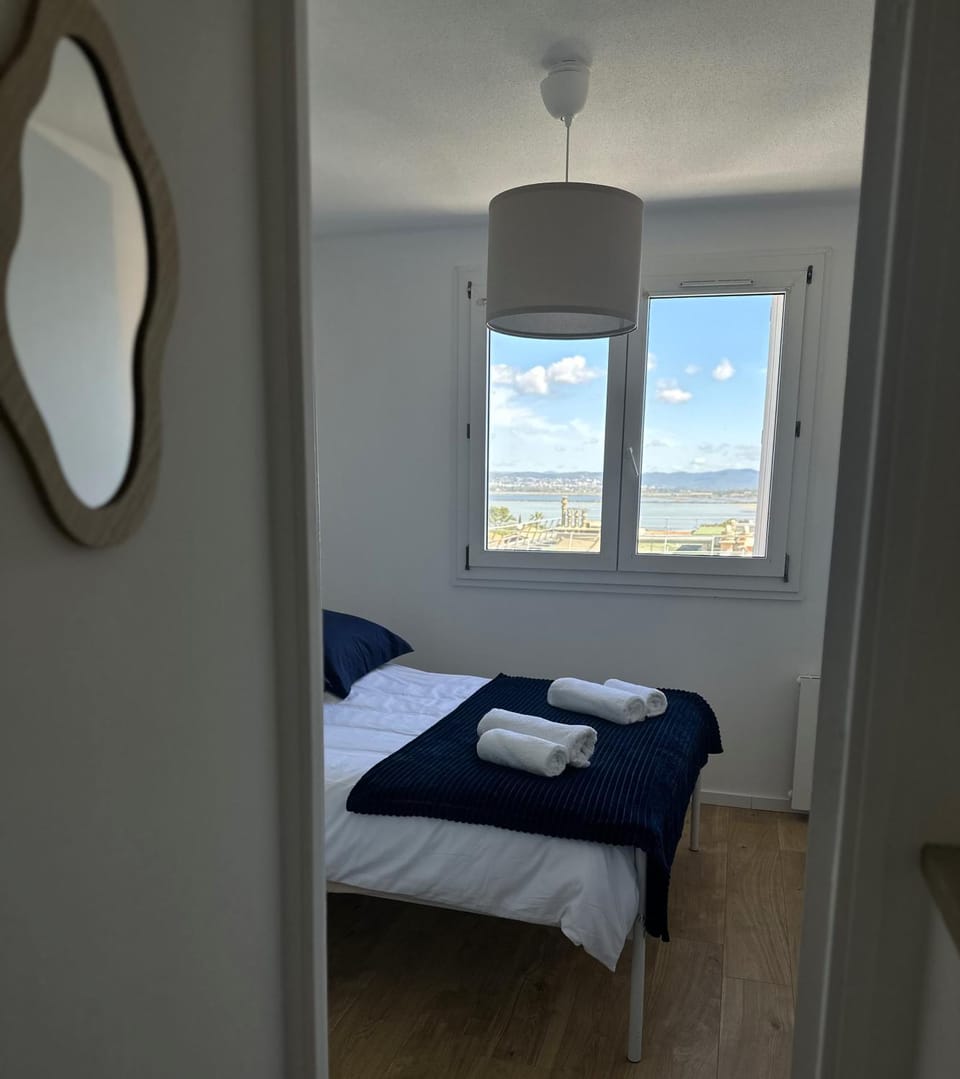 Bed, Photo of the whole room, Bedroom, Sea view, towels