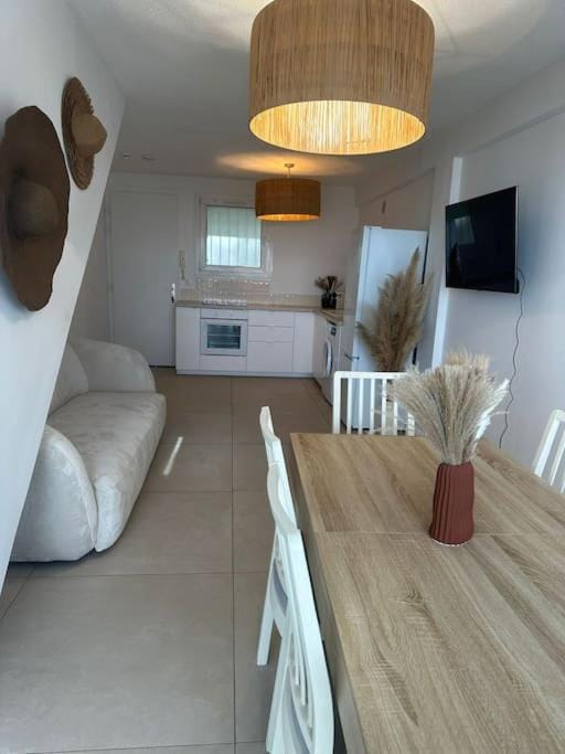 TV and multimedia, Kitchen or kitchenette, Living room, Seating area, Dining area, Sea view, stove