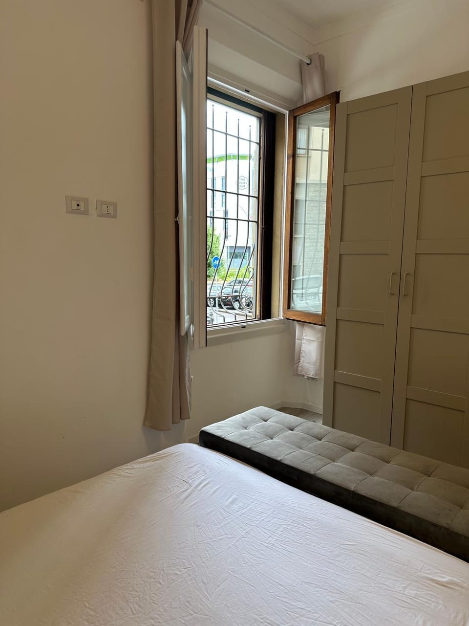 Property building, wardrobe, air conditioner, air conditioner