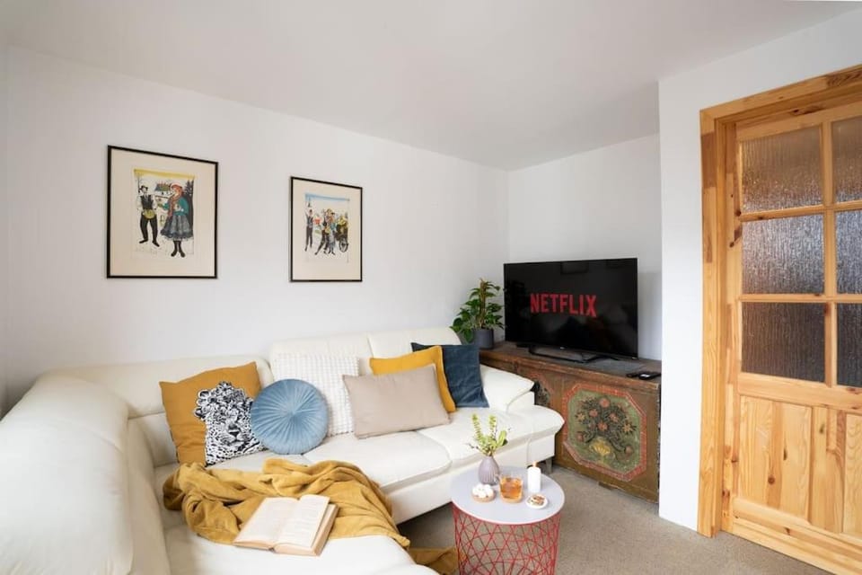 Communal lounge/ TV room, TV and multimedia, Living room, Seating area, Evening entertainment