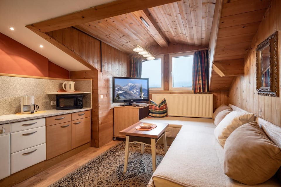 TV and multimedia, Kitchen or kitchenette, Seating area