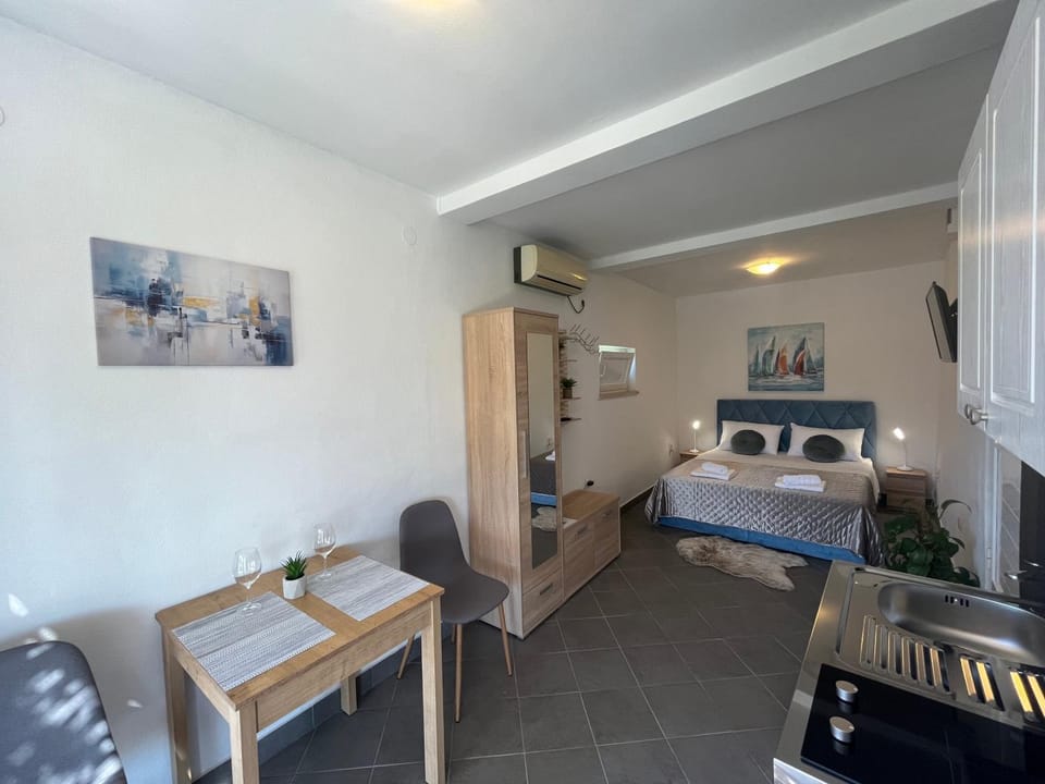 Bed, Kitchen or kitchenette, Living room, Photo of the whole room, Seating area, Dining area, Bedroom, air conditioner