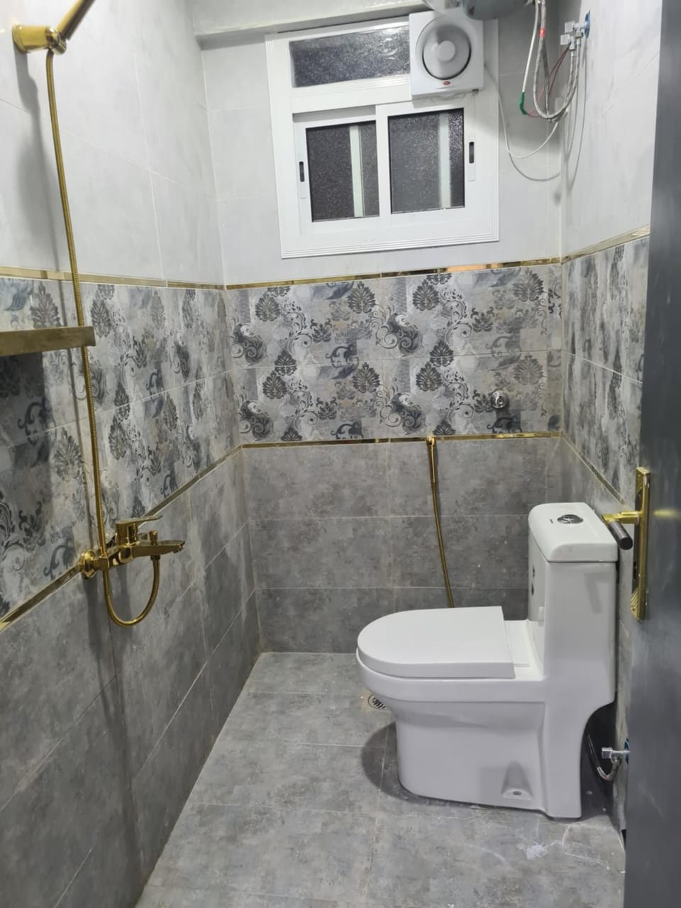 Shower, Toilet