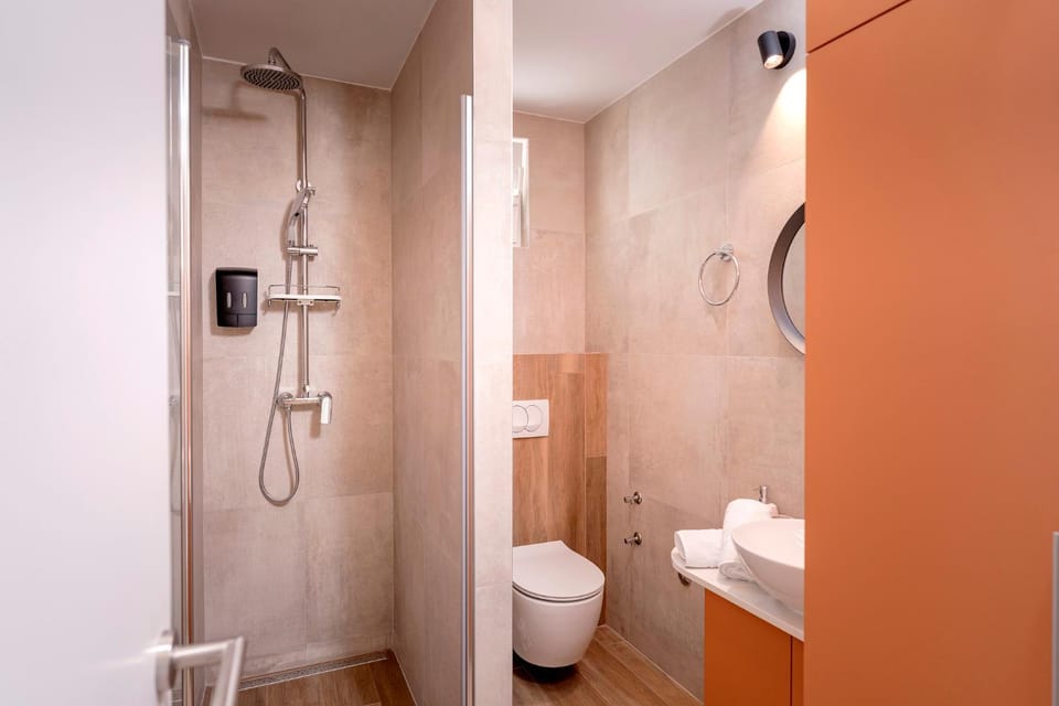 Shower, Toilet, towels