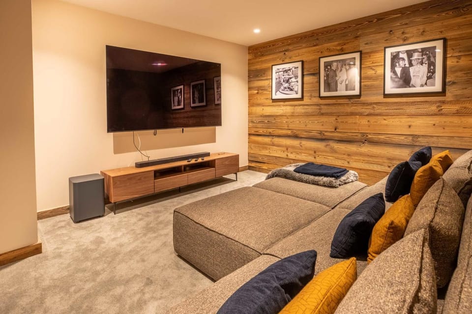 Chalet Yolo with Pool and Spa Chalet in Les Allues