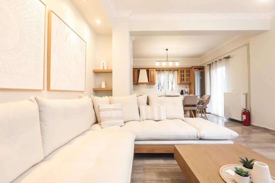 Living room, Photo of the whole room