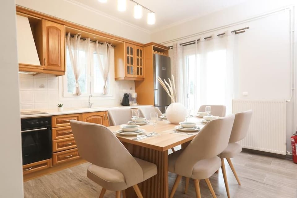 Kitchen or kitchenette, Dining area