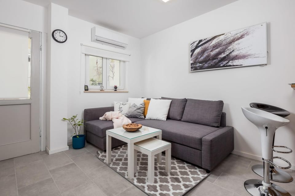 Living room, Seating area, air conditioner