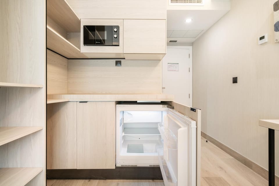 Kitchen or kitchenette, microwave, minibar, wardrobe