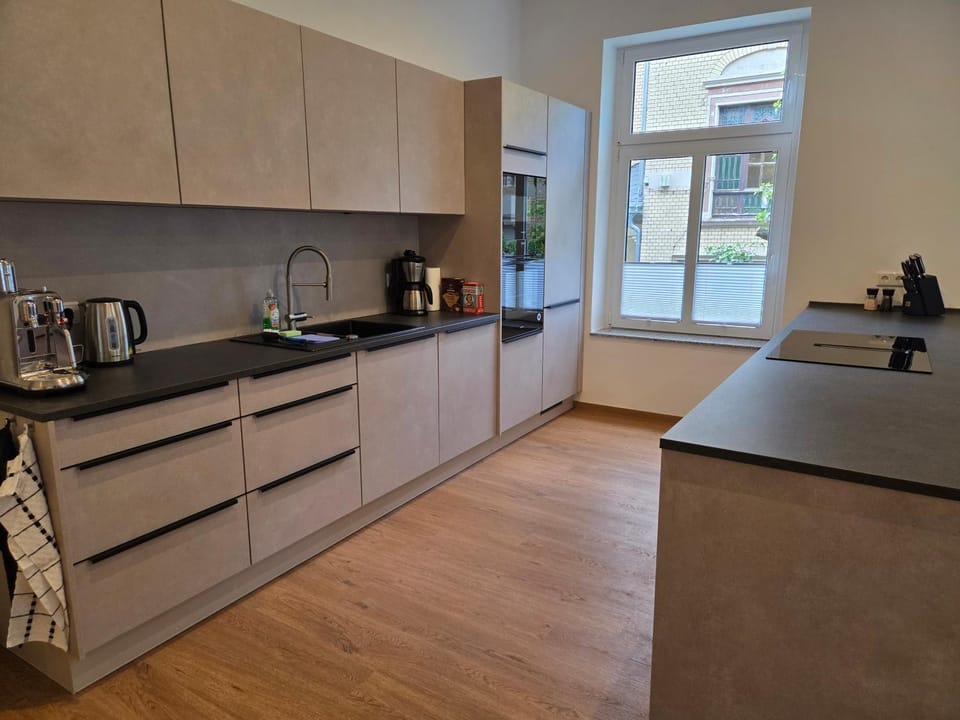 Coffee/tea facilities, Kitchen or kitchenette, dishwasher, stove