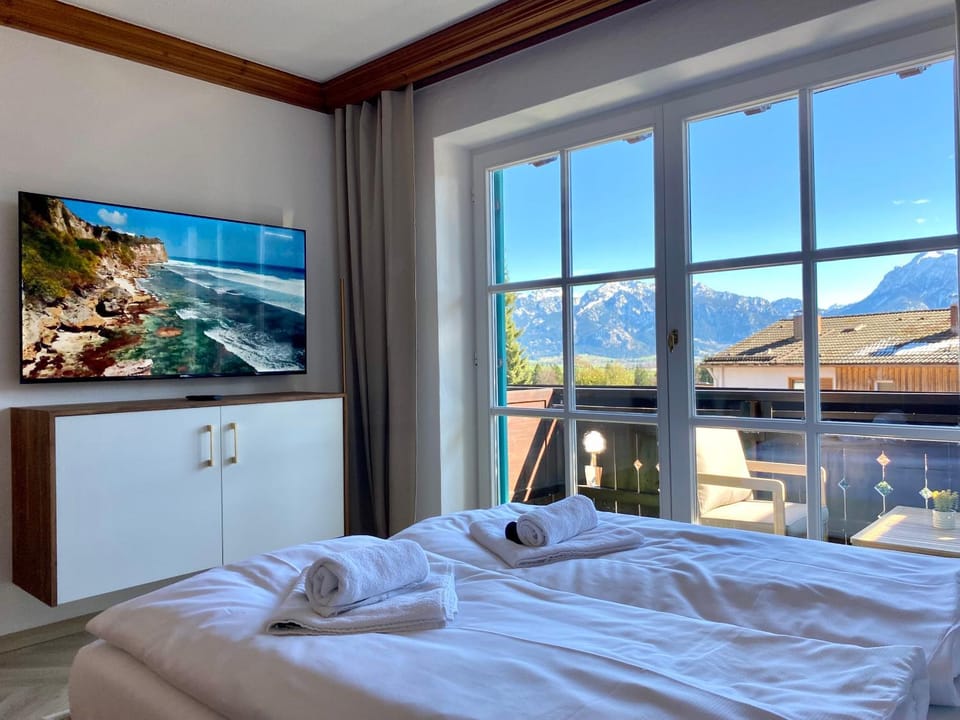 Bed, Natural landscape, TV and multimedia, Balcony/Terrace, Mountain view