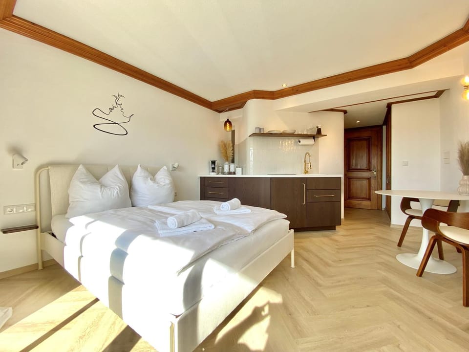 Bed, Kitchen or kitchenette, Photo of the whole room, Bedroom, towels