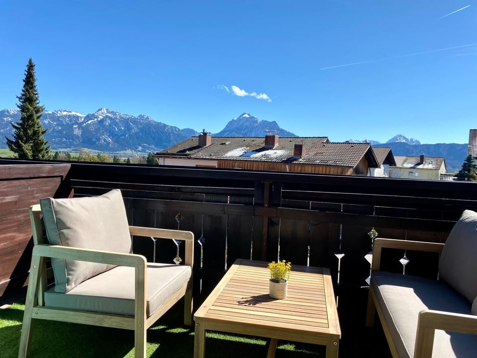 Natural landscape, View (from property/room), Balcony/Terrace, Lounge or bar, Seating area, Mountain view